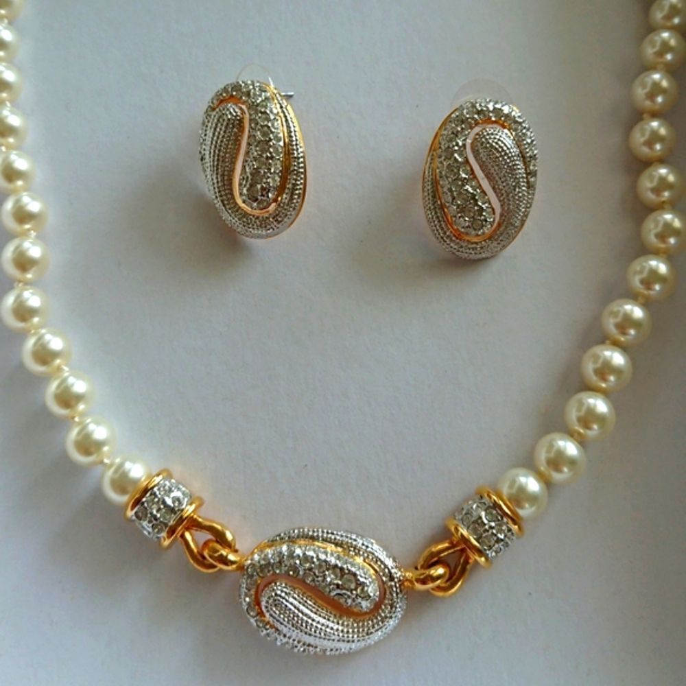 Exquisite necklace and earrings faux pearl Vintage set